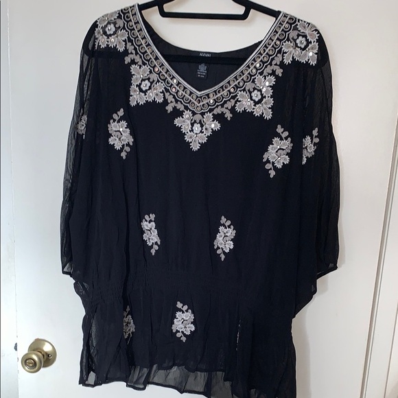 Beautiful Gently Loved Black Embroidered Women's Top by Alfani - Picture 1 of 8